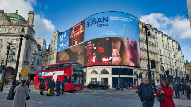 런던 피카딜리 광장에서 삼성전자 부산엑스포 홍보 영상이 상영 중인 모습(사진=삼성전자)