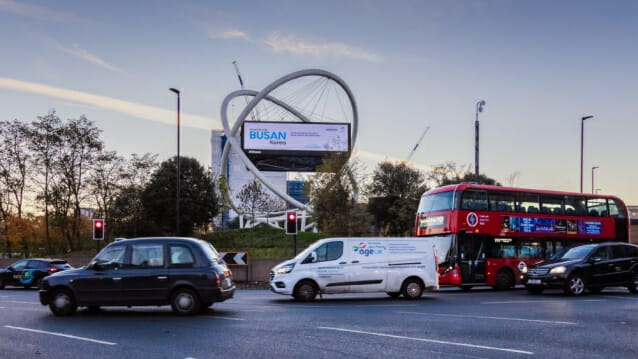 삼성전자가 영국 런던의 명소, 차량 이동이 많은 주요 도심에 '부산엑스포' 옥외광고를 설치해 유치 홍보에 나선다.(사진=삼성전자)