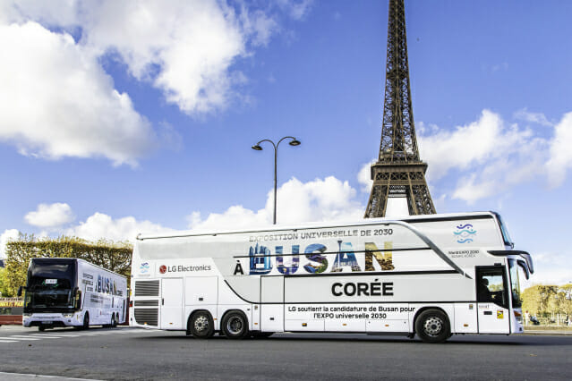 LG가 운영하는 부산 엑스포 홍보 버스가 프랑스 현지시간 28일 2030년 엑스포 개최지 선정을 위한 투표를 앞두고 파리의 주요 명소들을 순회하고 있다. (사진=LG)
