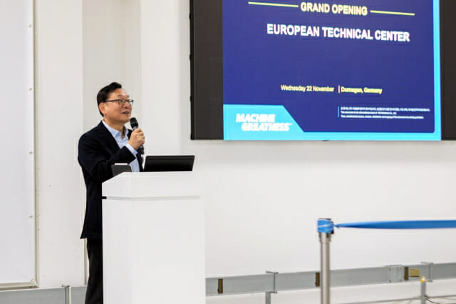 김원종 DN솔루션즈 사장이 유럽 테크니컬 센터 개소식에서 환영사를 전하고 있다. (사진=DN솔루션즈)