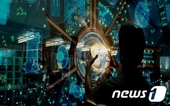 영화 '아이언맨'에서 주인공이 AI 비서 '자비스'를 활용 모습 (사진=뉴스1)