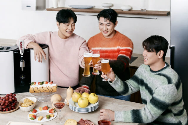 LG트윈스 소속 (왼쪽부터)김윤식, 오지환, 홍창기 선수와 LG홈브루가 함께하는 홈파티 화보컷 (사진=LG전자)
