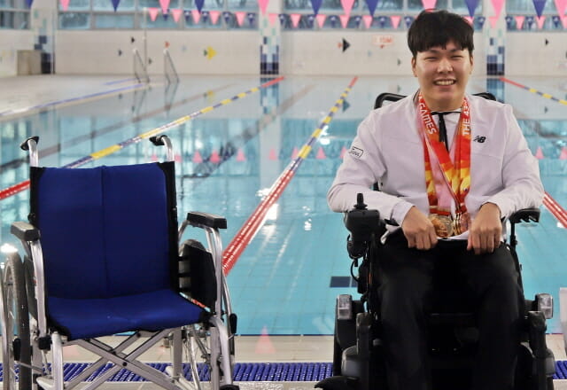 KT스카이라이프, 장애인 수영선수에 휠체어 지원