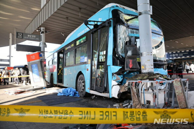 수원역서 버스가 시민 덮쳐...1명 사망·15명 부상