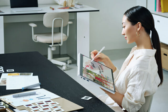 LG 그램 프로 360은 무게가 1,399g으로, 가장 가벼운 15.6형 투인원 노트북으로 기네스북에 등재됐다. OLED 터치 디스플레이와 스타일러스 펜을 탑재해 디자인 작업에 특화된 모델이다. (사진=LG전자)
