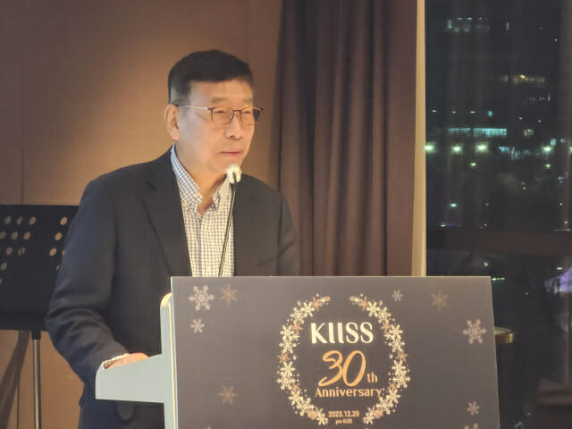 한국지능정보시스템학회 설립자인 이재규 KAIST 명예교수가 축사를 하고 있다.