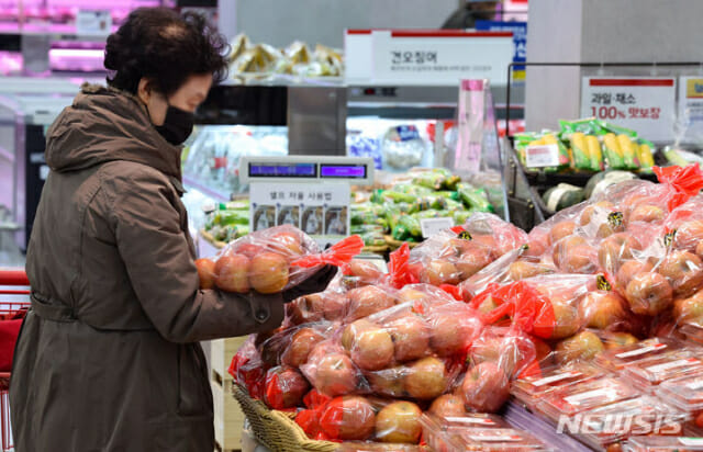 고기 비웃는 과일·채소 가격…사과값 54% 상승