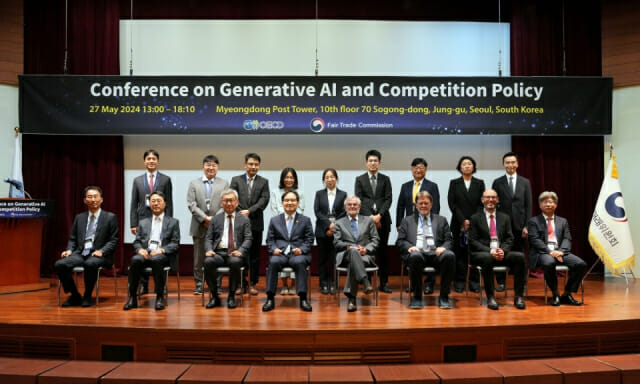 한기정 공정거래위원장, 프레데릭 제니 OECD 경쟁위원회 의장 등 생성형 AI 컨퍼런스 참석자들이 27일 서울 중구 포스트타워에서 기념사진을 촬영하고 있다. (제공=공정거래위원회)