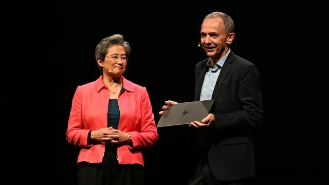 라이젠 AI 300 프로세서 탑재 옴니북을 공개하는 엔리케 로레스 HP CEO. (사진=지디넷코리아)