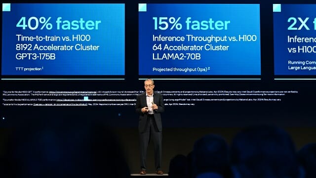 지난 해 컴퓨텍스 타이베이 2024 기조에서 가우디3를 설명하는 팻 겔싱어 인텔 CEO(당시).  (사진=지디넷코리아)