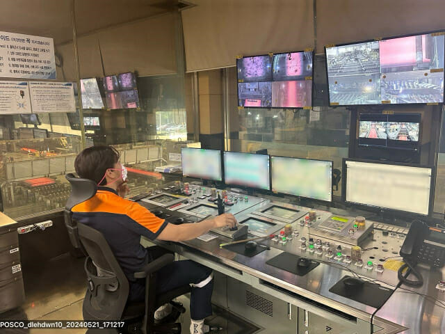 AI 기반 모니터링 시스템을 도입한 포항제철소 연주공장 운전실(이미지=포스코)