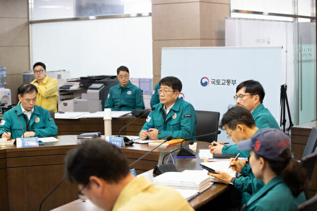 박상우 국토교통부 장관(왼쪽 두 번째)이 29일 무안공항 항공기사고 중앙수습 대책본부회의를 주재하고 있다.