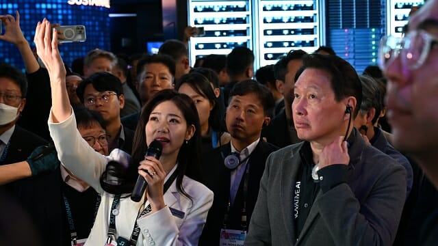 AI 관련 스타트업 프로젝트 관련 설명을 듣는 최태원 회장. (사진=지디넷코리아)