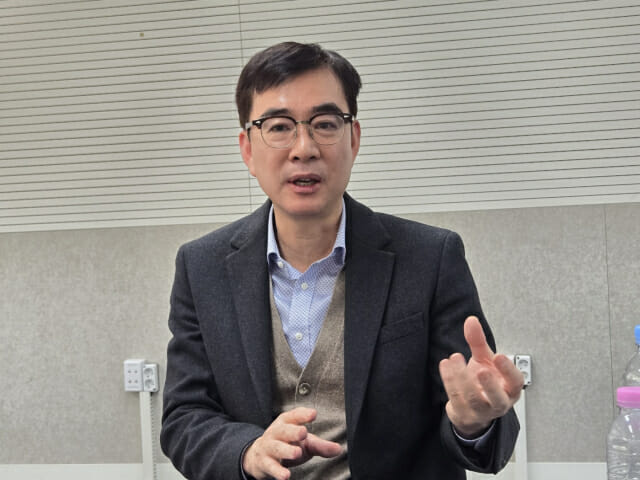 조영철 한국정보보호산업협회(KISIA) 회장이 11일 서울 송파구 협회에서 지디넷코리아와 인터뷰하고 있다.(사진=방은주 기자)