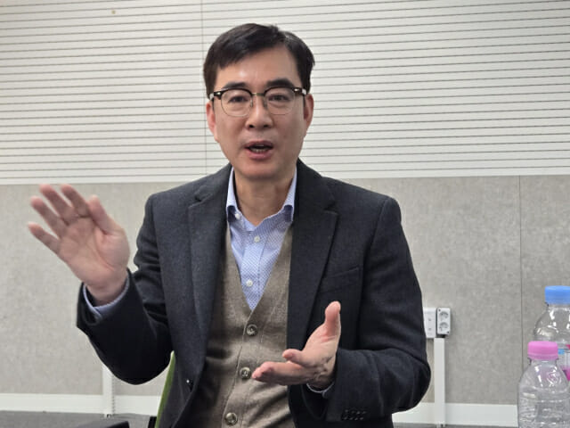 조영철 한국정보보호산업협회(KISIA) 회장이 11일 서울 송파구 협회에서 지디넷코리아와 인터뷰하고 있다.(사진=방은주 기자)