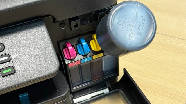 초기 설정 중 잉크 4종을 주입한다. 주입 과정은 포장지나 앱 설명에 따라 간단히 마칠 수 있다. (사진=지디넷코리아)