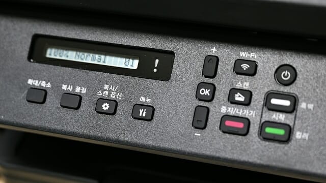 DCP-T730DW 제어 패널. 1줄 LCD와 버튼, 경고등을 탑재했다. (사진=지디넷코리아)