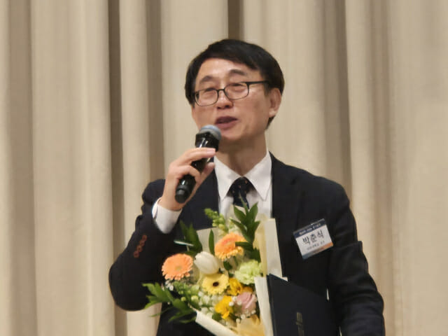 박춘석 아주대 교수가 수상 소감을 말하고 있다.