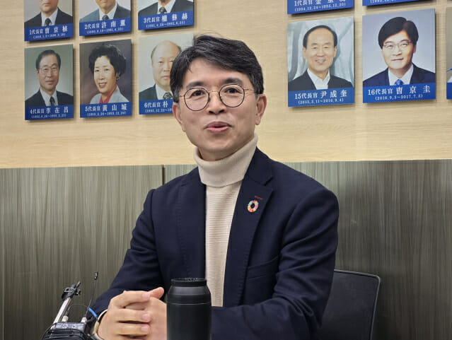 김완섭 환경부 장관이 25일 기자간담회에서 상반기 추진할 주요 업무를 설명하고 있다.