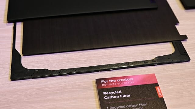 씽크패드 X1 카본 13세대의 하판 테두리. 탄소섬유와 플라스틱을 혼합해 만들었다. (사진=지디넷코리아)