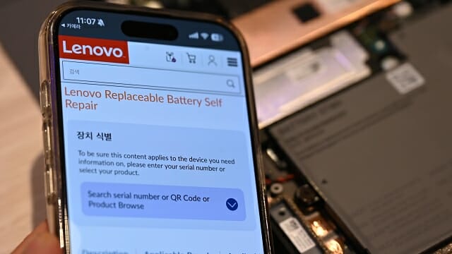 QR코드를 촬영하면 배터리 자가교체 관련 안내문을 확인할 수 있다. (사진=지디넷코리아)