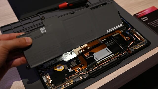 씽크패드 X1 카본 13세대는 소비자가 직접 배터리를 교체할 수 있다. (사진=지디넷코리아)