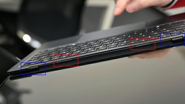 씽크패드 X9에 적용된 힌지(파란 테두리)와 디스플레이 케이블(빨간 테두리). (사진=지디넷코리아)