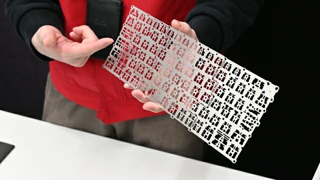 씽크패드 X1 카본 13세대 아우라 에디션 내부의 키보드 보강판. (사진=지디넷코리아)