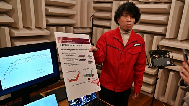 음향 실험실에서 씽크패드 X9에 적용된 스피커를 설명하는 연구소 관계자. (사진=지디넷코리아)