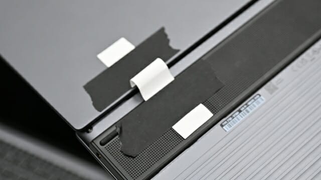 플랫 케이블로 화면을 연결하면 펼치거나 접을 때 단선 문제가 발생할 수 있다. (사진=지디넷코리아)