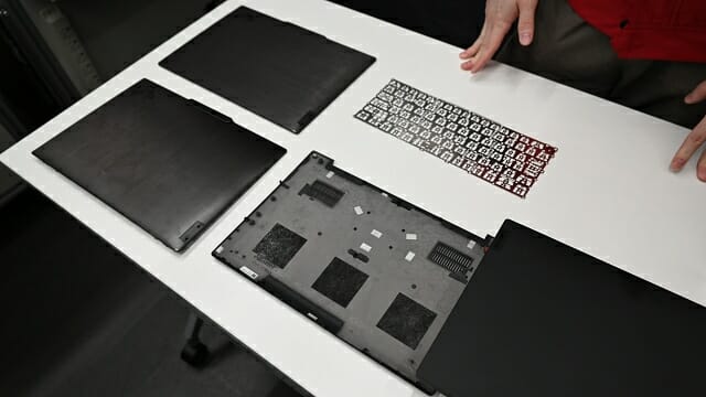 씽크패드 X1 카본 13세대를 구성하는 부품들. (사진=지디넷코리아)