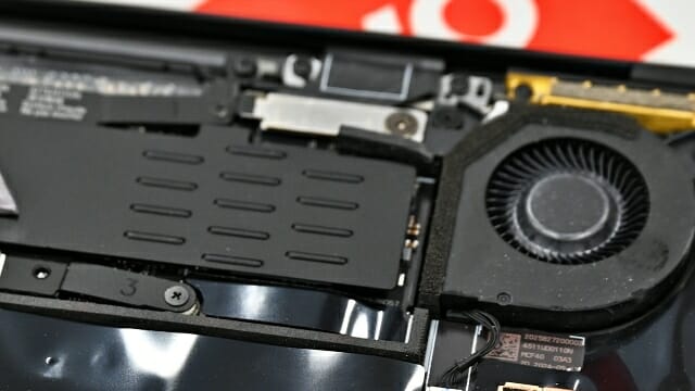 열이 발생하지 않는 부분에는 벽을 쳐 냉각 효율을 높였다. (사진=지디넷코리아)