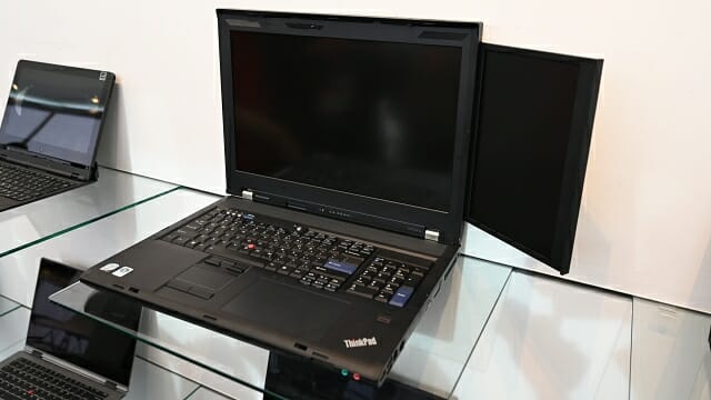 듀얼 디스플레이를 내장한 씽크패드 W700ds. (사진=지디넷코리아)
