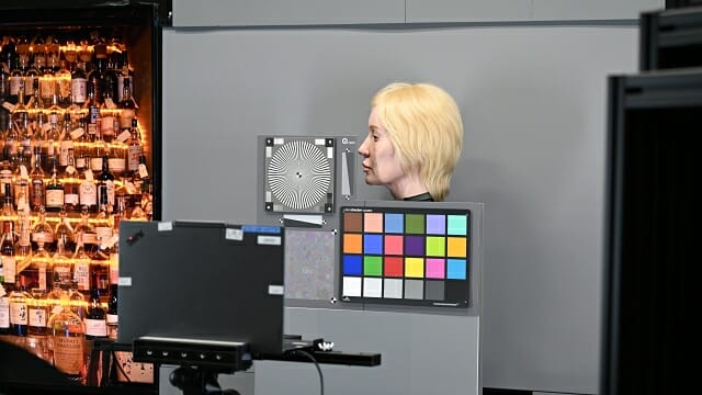 화면 상단 카메라 품질을 평가하기 위한 시설. (사진=지디넷코리아)