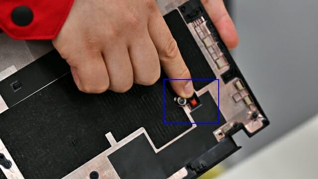 제품 내부의 작은 기계식 스위치로 분해 여부를 감지한다. (사진=지디넷코리아)