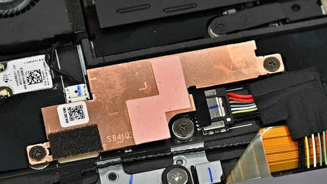 SSD나 와이파이 모듈에는 따로 방열판을 장착했다. (사진=지디넷코리아)