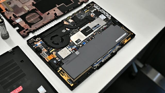 씽크패드 T14 5세대. 나사 네 개를 풀어 뒷 판을 열고 배터리를 교체할 수 있다. (사진=지디넷코리아)