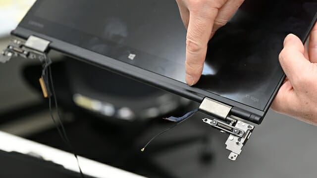 기존 씽크패드 X1 카본에 적용된 힌지 구조. (사진=지디넷코리아)