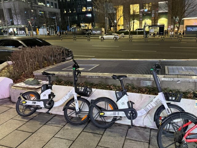 서울 시내에 주차돼 있는 공용 전기자전거