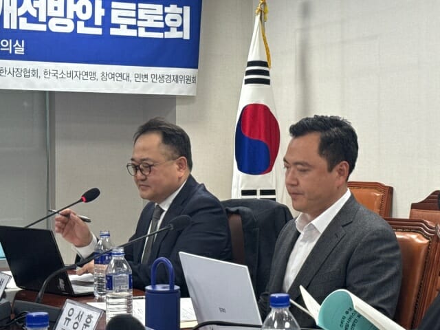 토론회에 참석한 김용석 우아한형제들 대외커뮤니케이션센터장과 유성훈 쿠팡이츠 기획조정본부장