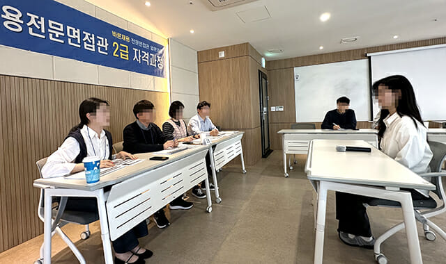 실재 취준생 대상으로 교육생들이 모의 면접을 진행하고 있다.