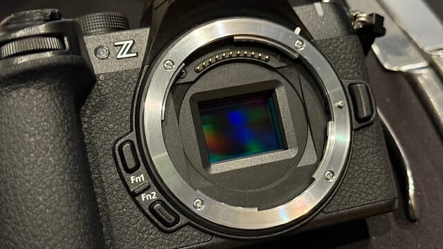 센서 크기가 작아지는 만큼 어두운 환경에서 수고가 필요하다. (사진=지디넷코리아)