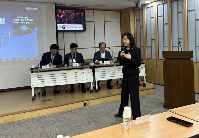 송 센터장은 AI 시대 국가 경쟁력 확보를 위한 전략으로 인재 확보와 글로벌 협력도 제시했다.