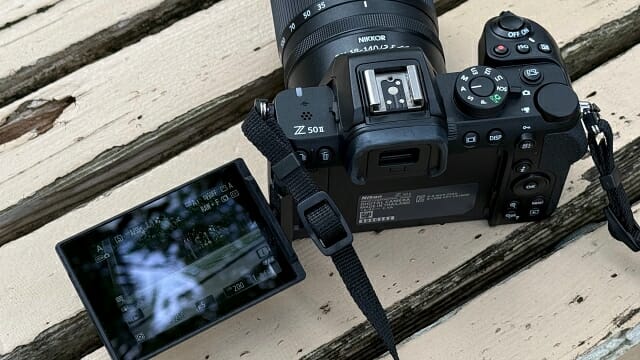 LCD 모니터가 회전식으로 바뀌어 셀프 촬영에도 활용할 수 있다. (사진=지디넷코리아)