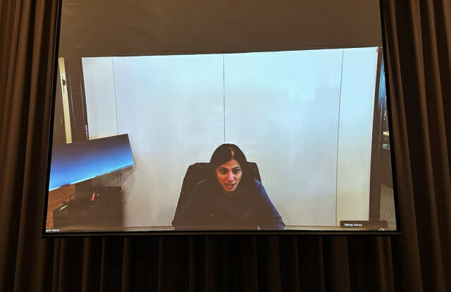 옴니사 레누 우파드하이 마케팅 담당 수석 부사장이 발표 중이다.