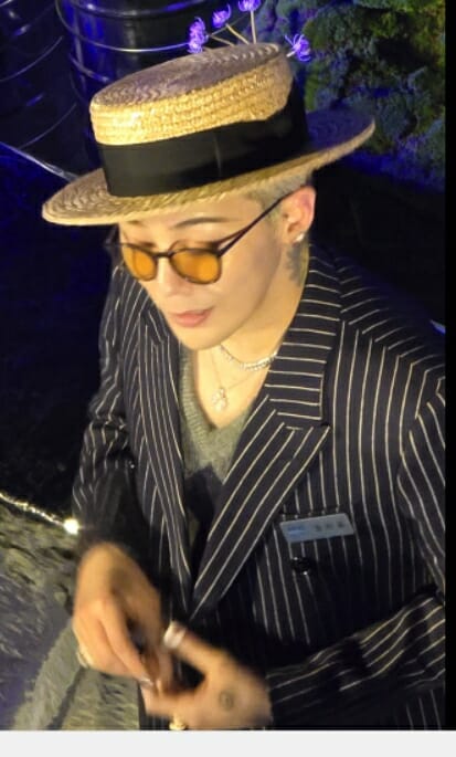 음원 우주송출 퍼포먼스를 지켜본 지드래곤 모습.