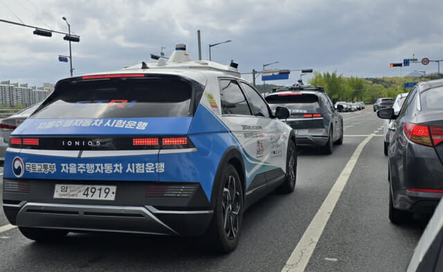 ETRI 시승 자율주행차가 19일 신세계 백화점 삼거리에서 신호 대기 중이다.