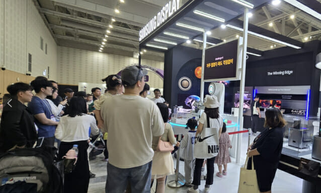 로봇 팔 댄스를 보려 몰려든 삼성디스플레이관 관람객들.