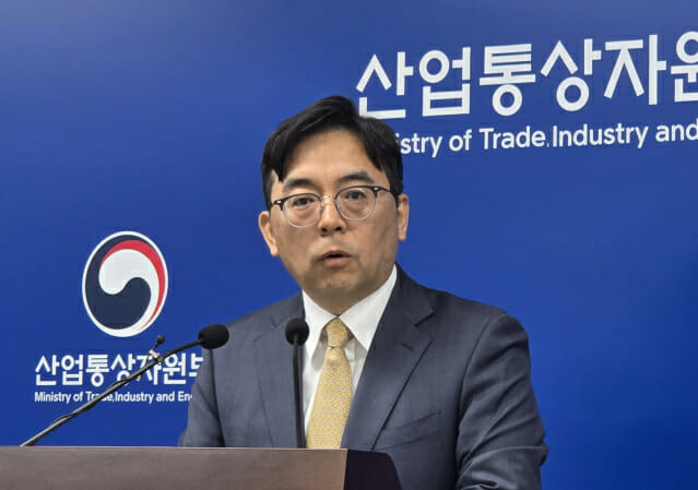 박정성 산업통상자원부 무역투자실장이 1일 2025년 4월 수출입 실적을 발표하고 있다.