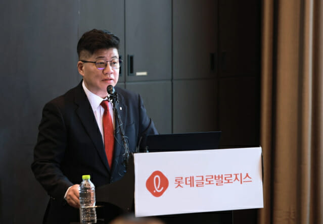 강병구 롯데글로벌로지스 대표이사가 지난달 21일 기업설명회에서 롯데글로벌로지스의 사업 전략과 비전을 설명하고 있다. (사진=롯데글로벌로지스)